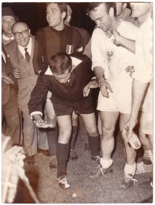 1964-il-capitano-pavinato-al-sorteggio-della-monetina-vs-anderlecht